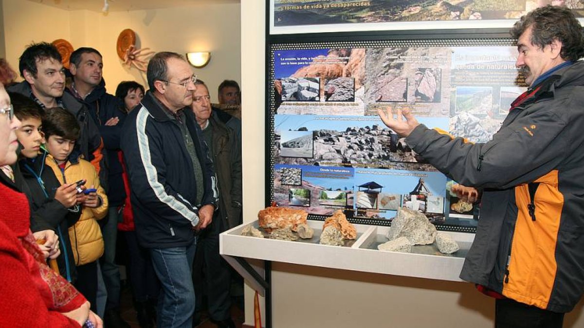 Un momento de la explicación que Utién ofreció al público asistente-MIGUEL ÁNGEL