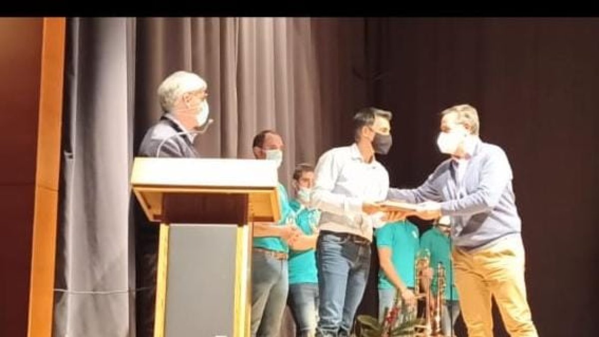 Pablo Ibáñez recoge el premio 'Villa del Burgo de Osma'. ECB