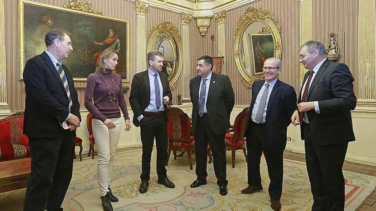 La directiva del Burgos CF fue recibida en el Consistorio por Lacalle y De la Fuente-Raúl G. Ochoa