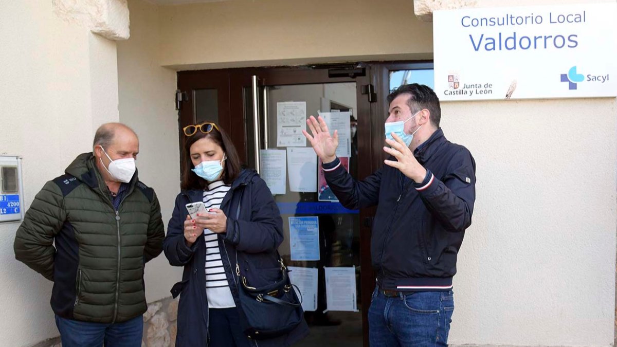 Luis Tudanca (derecha) y Esther Peña en el consultorio local de Valdorros, ayer, junto al alcalde de la localidad. / ICAL