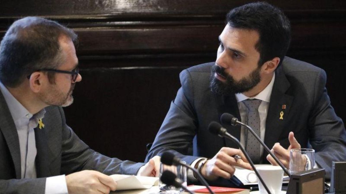Roger Torrent y Josep Costa durante la reunión de la Mesa del Parlament.-RAFA GARRIDO (ACN)