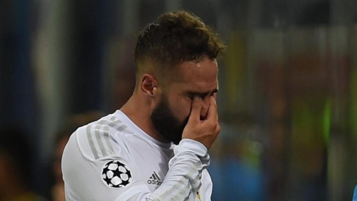 Carvajal, entre lágrimas, después de lesionarse en la final de la Champions.-EFE / PETER POWELL