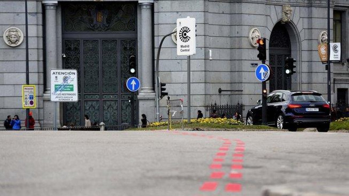 Señales verticales y rayas rojas en el suelo que delimitan Madrid Central.-DAVID CASTRO