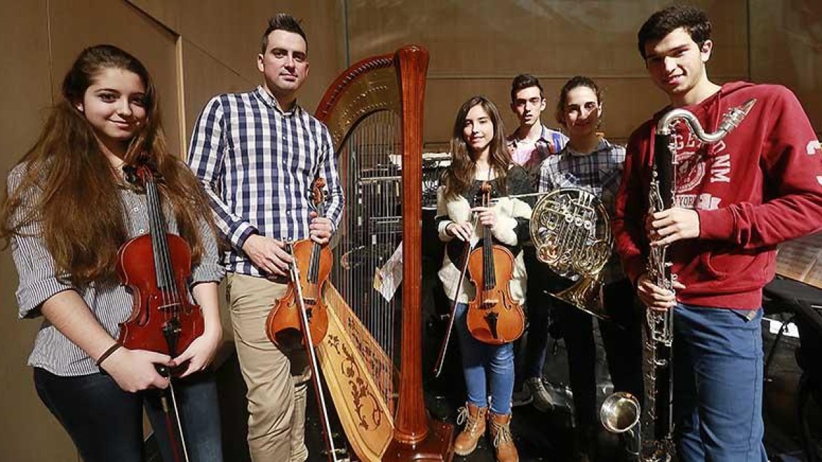 La Orquesta Sinfónica de Burgos tiene becados esta temporada a, de i. a d., Sara de la Fuente, Daniel Hernando, Jennifer Ramos, Miguel Rivera, Eva Palacios y Eduardo Villarroel.-Raúl Ochoa