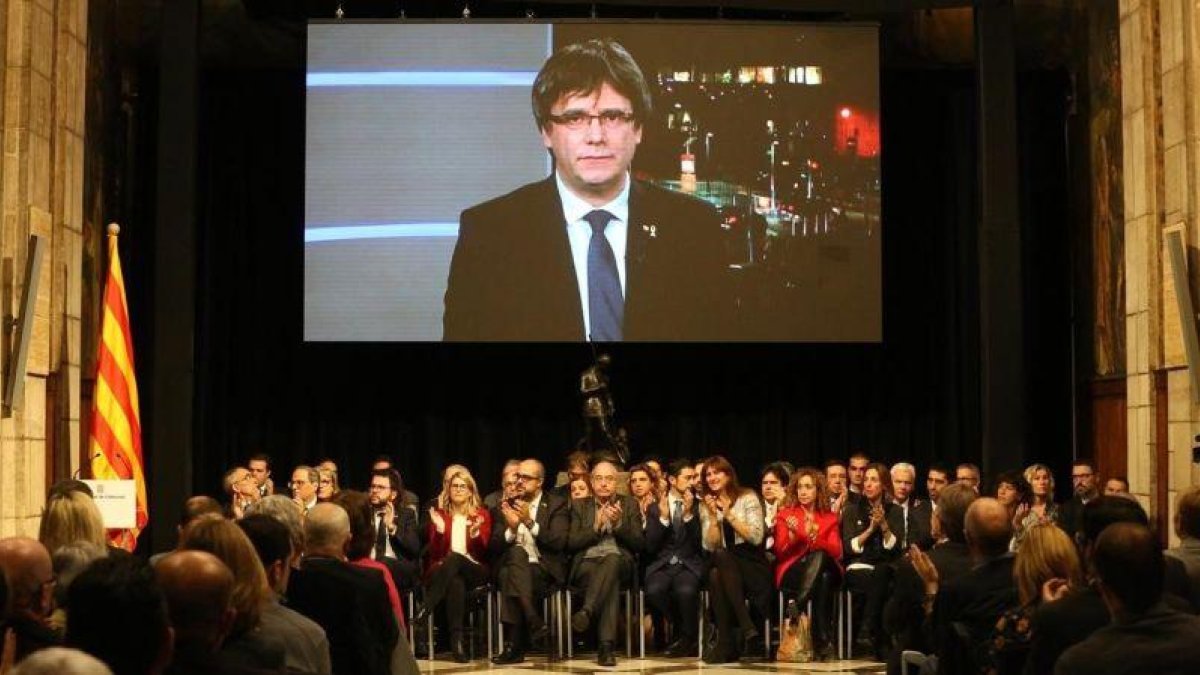 Carles Puigdemont interviene a través de videoconferencia en el acto de presentación del Consell per la República, en el Palau de la Generalitat.-ELISENDA PONS