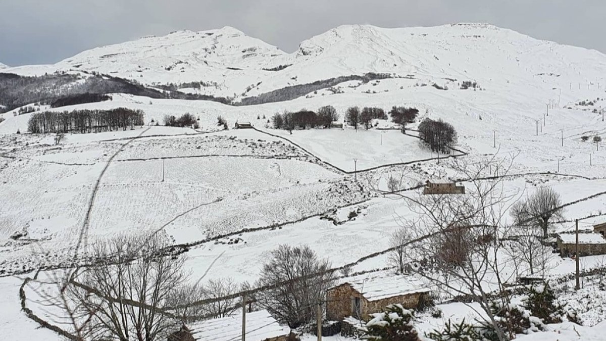 La nieve ya cubría ayer los campos cercanos a Castrovalnera y el Pico de la Miel. LUNADA.ORG