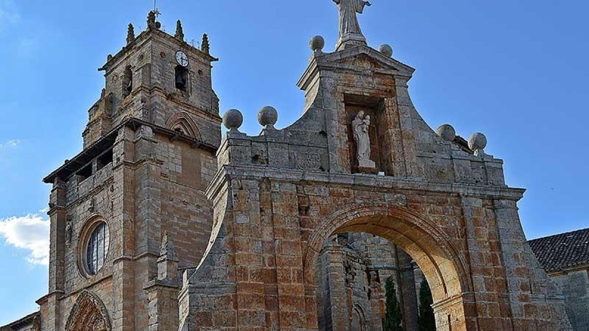 El Giulia muestra su poderío junto a la iglesia de Santa María la Real de Sasamón, de corete catedralicio, contruida en el siglo XIII.-HÉCTOR FUSTEL