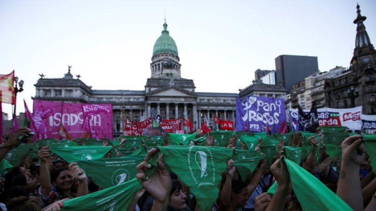 Las mujeres en Argentina se manifiestan en favor de la legalización del aborto.-REUTERS