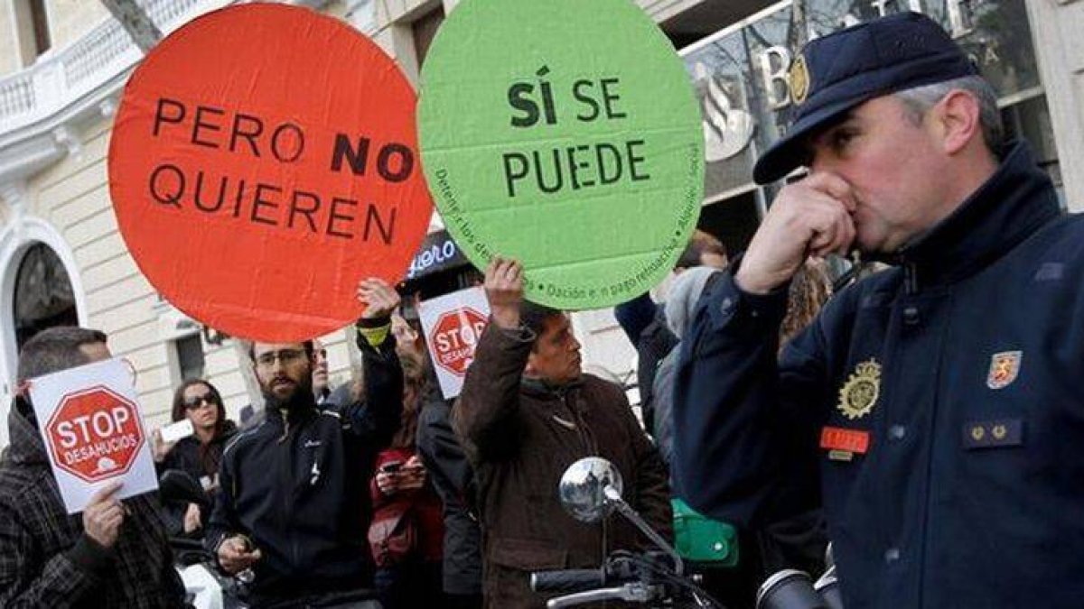 Manifestantes de la PAH ante el Ritz esperan a Rajoy y la cúpula del PP.-ARCHIVO