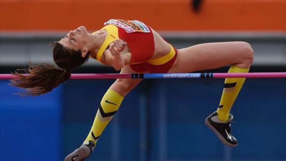 Beitia supera el listón, colocado a 1,98 metros, que le dio ayer en Amsterdam la medalla de oro.-AP / JOHN TYS