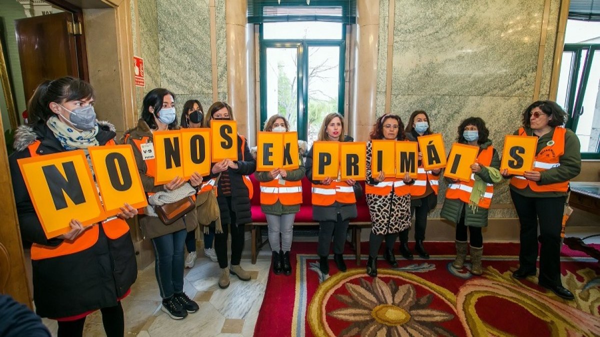 Concentración de trabajadoras sociales en el último pleno del Ayuntamiento de Burgos. TOMÁS ALONSO