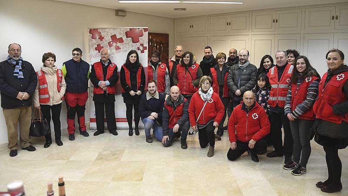Foto de familia de los voluntarios de Cruz Roja en Briviesca junto al presidente de la entidad en Burgos, Arturo Almansa, y el alcalde de la localidad, Marcos Peña.-ECB