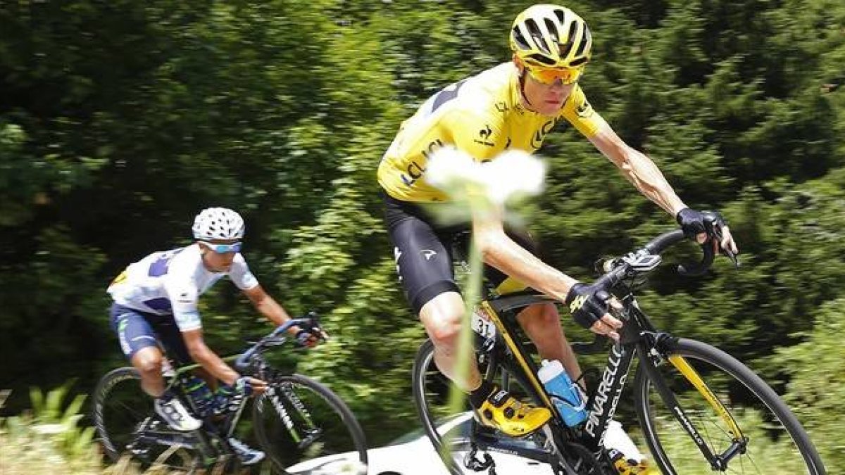 El líder de la clasificación general, Chris Froome, en la 18ª etapa en los Alpes seguido por el colombiano Nairo Quintana-Foto: REUTERS / STEFANO RELLANDINI