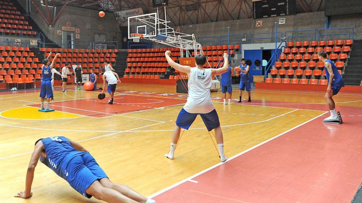 Los jugadores delSan PabloBurgos se ejercitan en la primera sesión de la temporada, ayer.-ISRAEL L. MURILLO