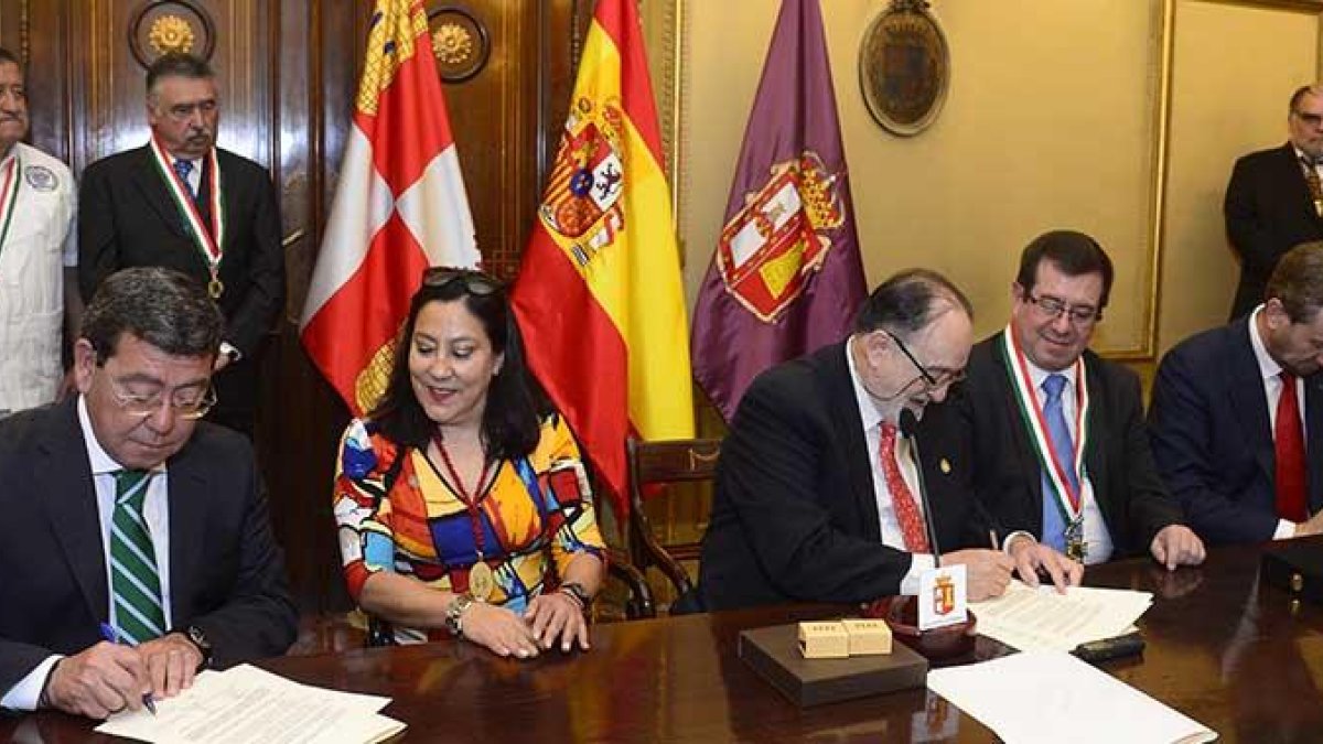 Cronistas de ambos países junto al presidente de la Diputación y el alcalde de Burgos ayer en el Palacio Provincial.-ICAL