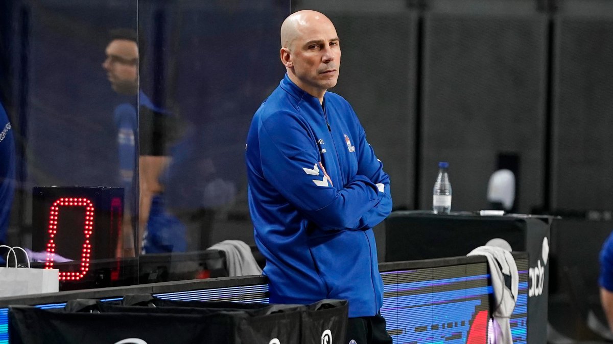 Joan Peñarroya sigue con atención el entrenamiento del equipo en el WiZink Center. ACB PHOTO
