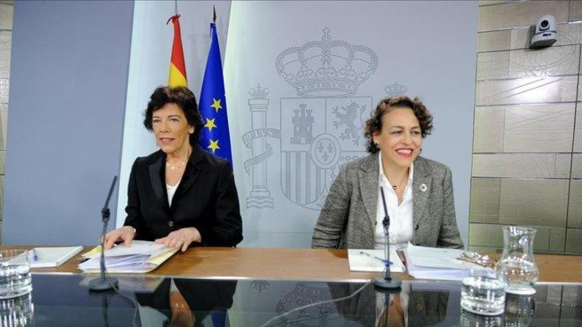 La portavoz del Gobierno, Isabel Celaá, junto a la ministra de Trabajo, Magdalena Valerio, a la derecha.-XAUME OLLEROS