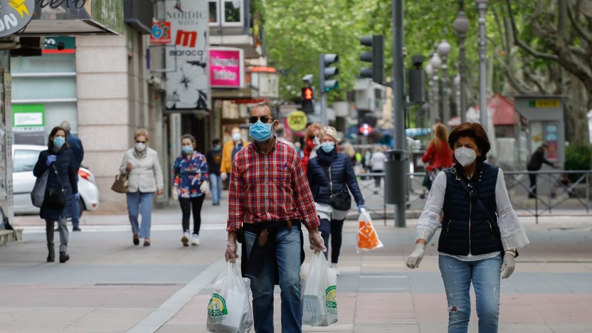 TERRAZAS CERRADAS Y GENTE POR EL PASEO DE ZORRILLA. JUAN MIGUEL LOSTAU.