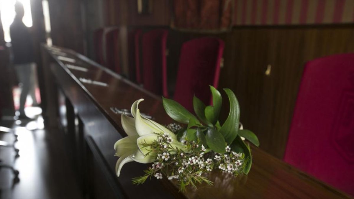 El ramo que el concejal de imagina, Javier Gil, depositó en el asiento del Salón de Plenos que ocupaba Ana Lopidana.-RAÚL OCHOA