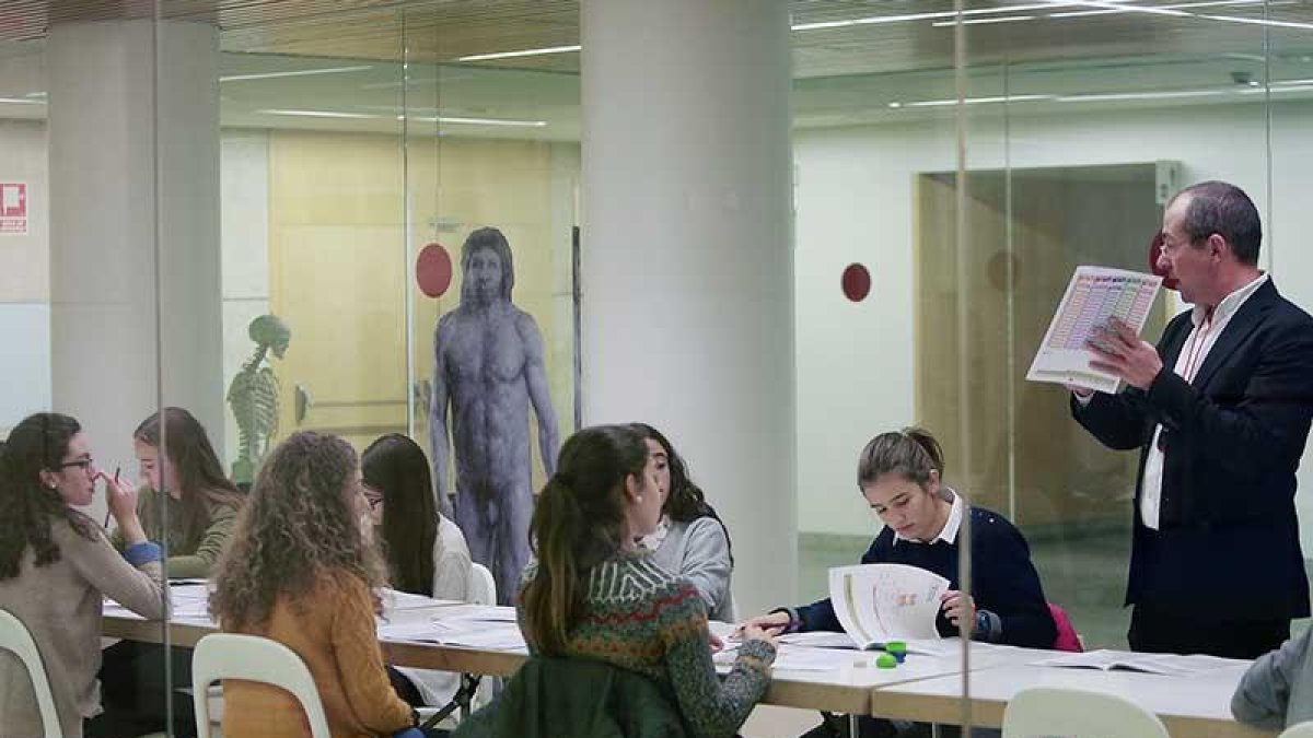Las alumnas de 3º de la ESO realizando la prueba del Talent Search.-RAÚL G. OCHOA
