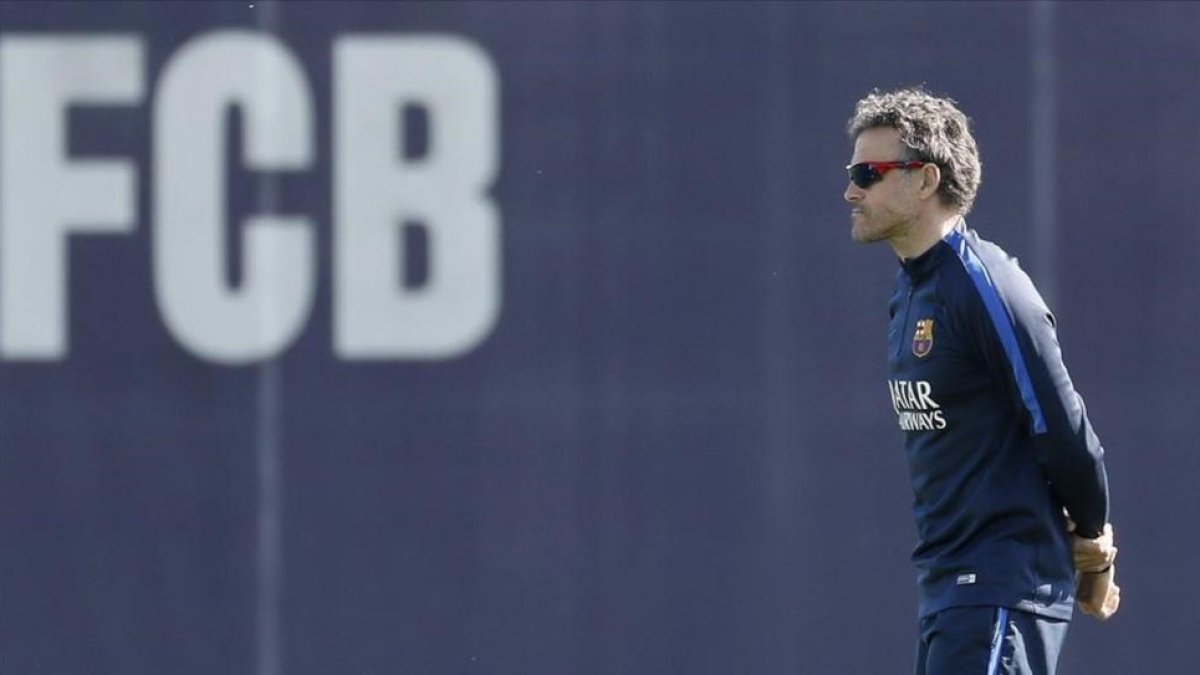 Luis Enrique, en el último entrenamiento previo al duelo con el Sevilla en la Liga.-EFE / ANDREU DALMAU