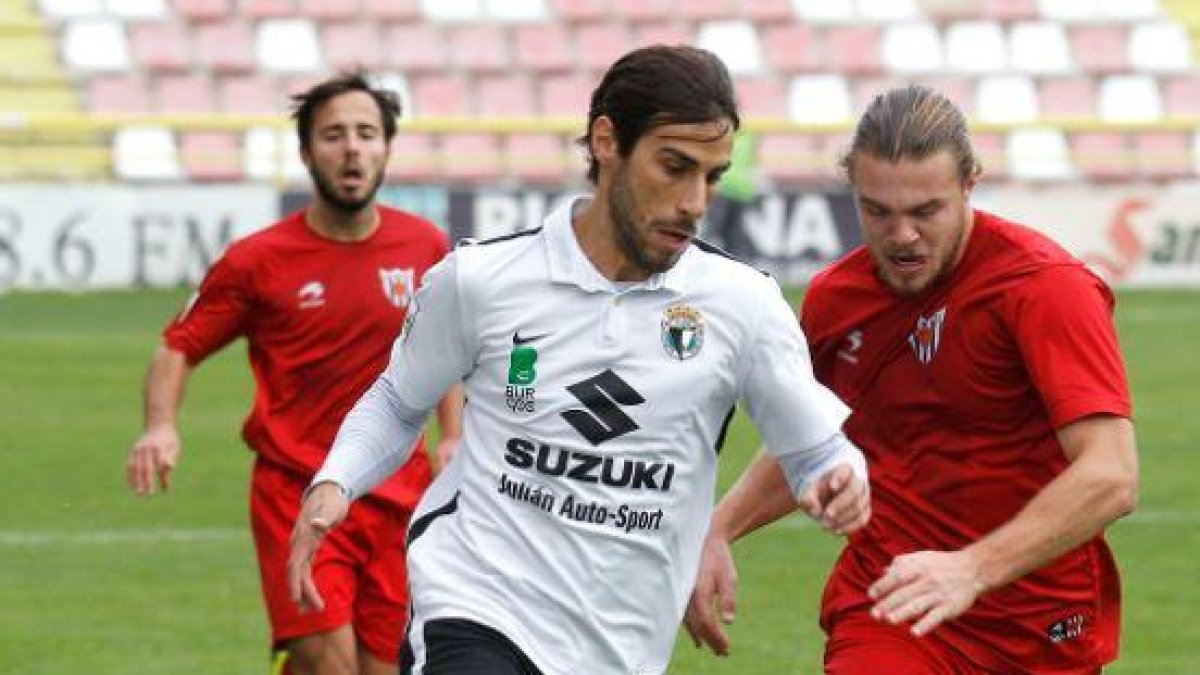 Andrés conduce el balón en el choque ante el Izarra.-SANTI OTERO