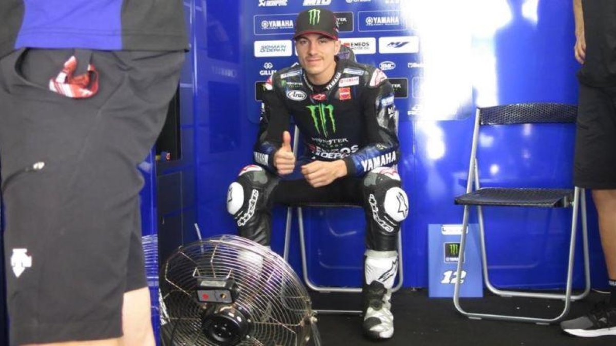 Maverick Viñales busca la complicidad del fotógrafo mientras descansa en su boxe de Sepang (Malasia).-ALEJANDRO CERESUELA