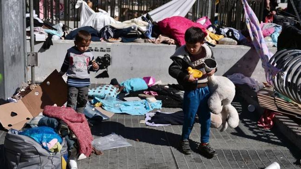 Unos niños buscan sus juguetes en la plaza Victoria de Atenas antes de ser trasladados a las instalaciones olímpicas.-AFP / LOUISA GOULIAMAKI