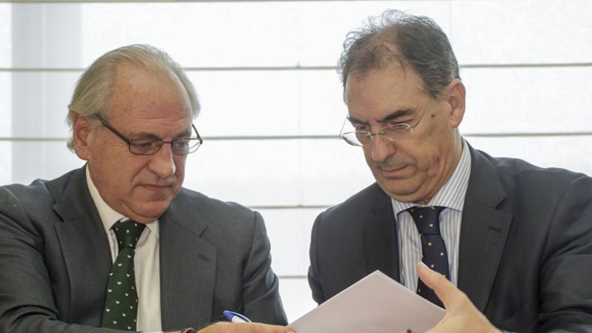 Momento de la firma del convenio entre Ballvé y Benavente-SANTI OTERO