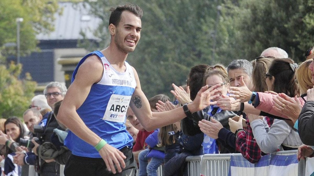 Dani Arce saluda a los aficionados en la entrada a meta-Israel L. Murillo