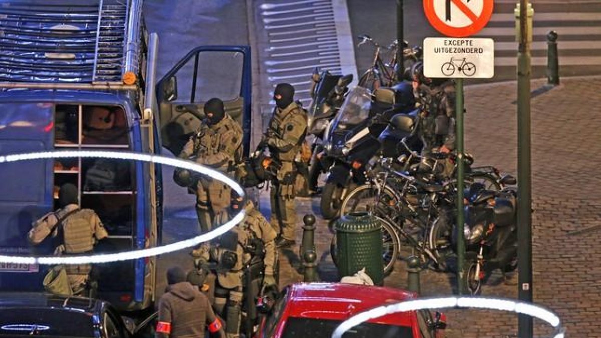 Agentes del cuerpo de élite de la policía belga durante los registros en Bruselas.-AFP / NICOLAS MAETERLINCK