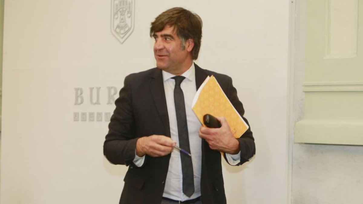 Se sospecha del cobro indebido de dietas en 15 viajes de Fernando Gómez.-RAÚL G. OCHOA