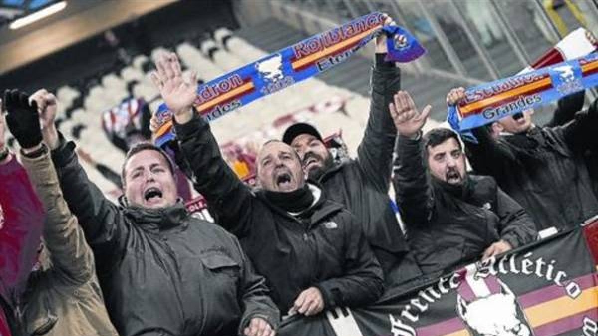 Seguidores radicales rojiblancos, el pasado martes en el estadio de la Juventus de Turín.-Foto: REUTERS / GIORGIO PEROTTINO