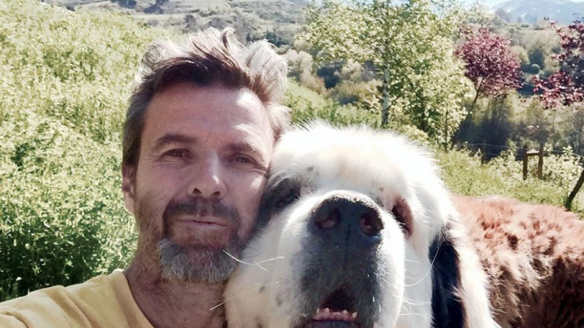 Pau Donés con Fideos, uno de sus dos San Bernardo, que proceden de Castañares, donde los cría su amigo Javier.-