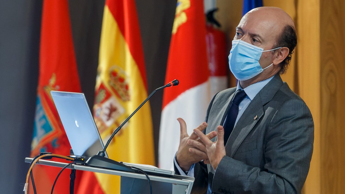 El viceconsejero de Asistencia Sanitaria, Jesús García-Cruces, durante su intervención en un jornada sobre cáncer de mama triple negativo metastásico celebrada en el HUBU. SANTI OTERO