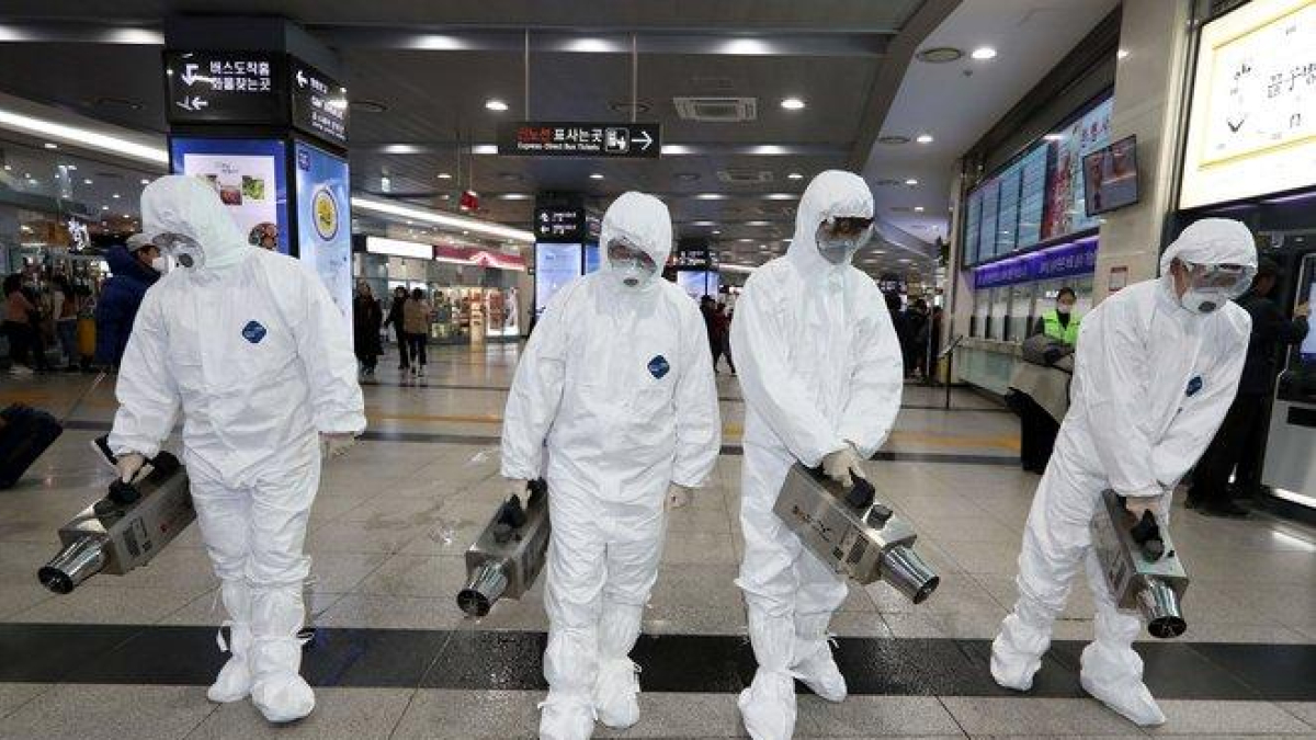 écnicos rocían desinfectante como parte de los esfuerzos para prevenir la propagación de un nuevo virus que se originó en la ciudad china de Wuhan, en una terminal de autobuses en Gwangju, el 28 de enero del 2020.-AFP