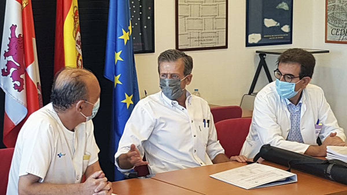 Imagen de uno de los encuentros que el arquitecto mantuvo con el personal del hospital. ECB