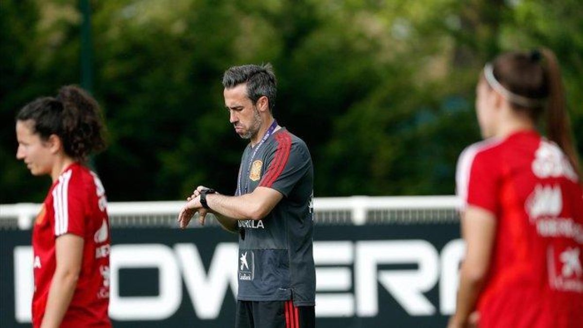 Jorge Vilda, seleccionador español, en el último entrenameinto en Reims.-