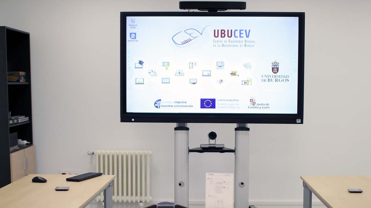 El equipo montó este aula para grabar clases on line que el Covid no ha dejado estrenar aún. ECB