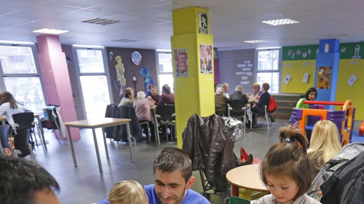 Dos padres con sus pequeños juegan en una ludoteca de uno de los centros cívicos de la capital.-RAÚL G. OCHOA