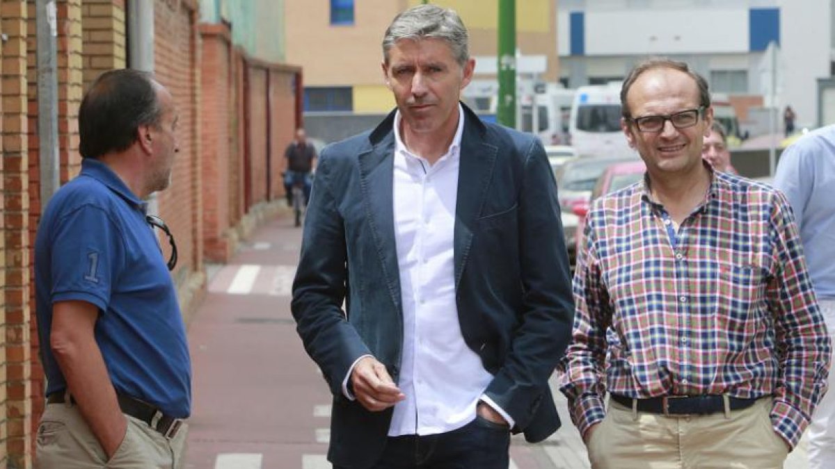 Paco Fernández (izquierda) se dirige a la sala de prensa de El Plantío junto a Juan Carlos Barriocanal.-RAÚL G. OCHOA
