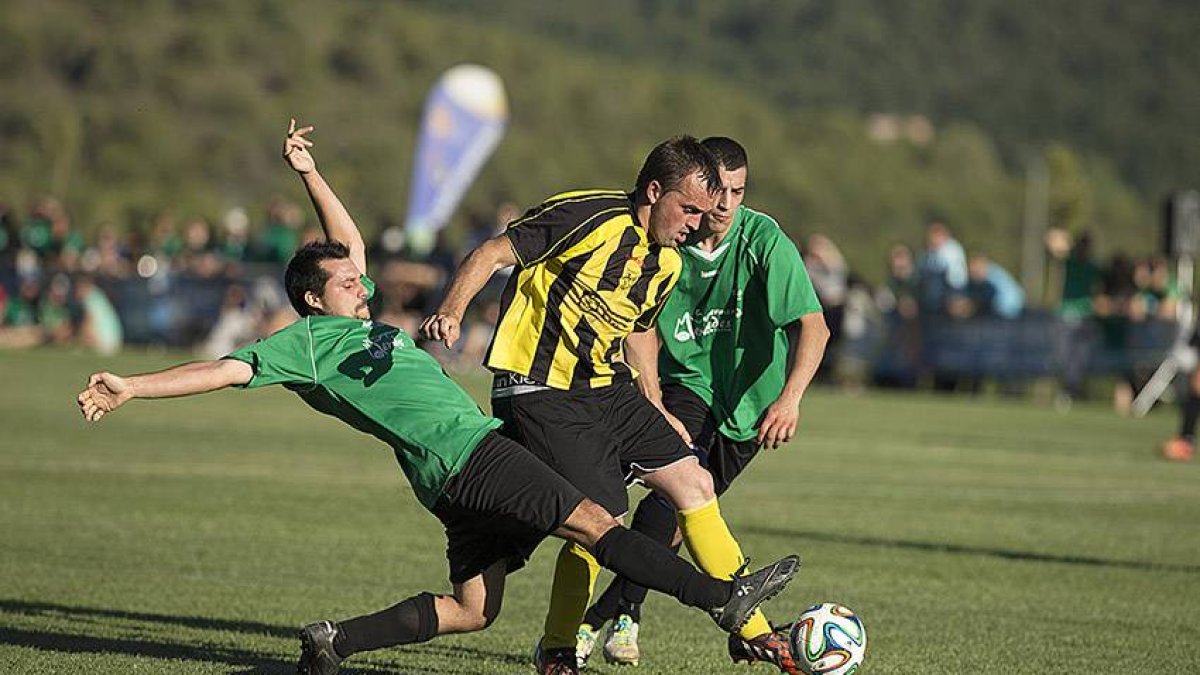 Lance de la final de ayer en Covarrubias entre Mazuelo y Villalbilla.-Javier García 'Jarcha'