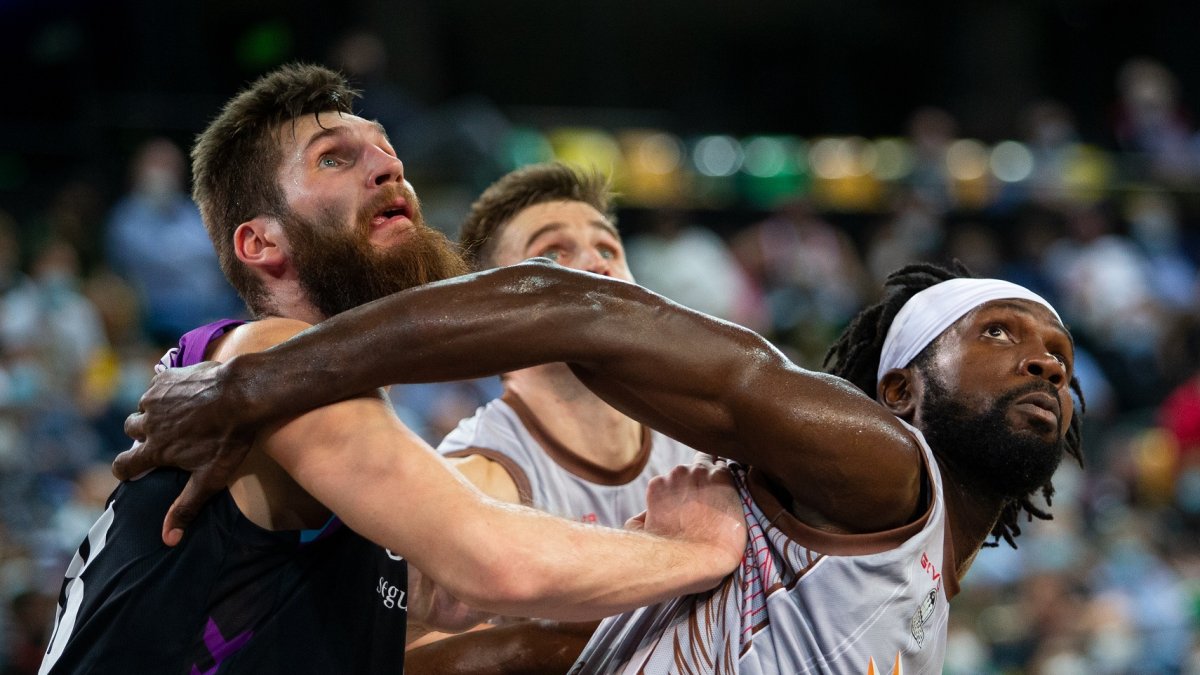 Braimoh pelea con Miniotas por la posición. ACB PHOTO / A. ARRIZABALAGA