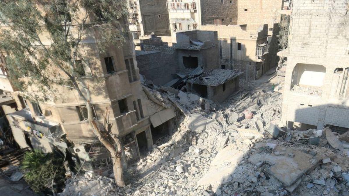 Así ha quedado la casa del pequeño Omrán, el niño cuya imagen herido y con la mirada perdida se ha convertido en símbolo del sufrimiento de la población civil siria.-ABDALRHMAN ISMAIL / REUTERS