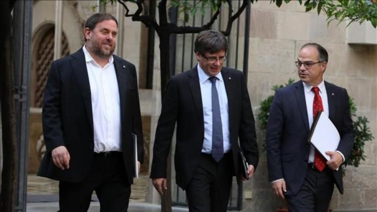 El vicepresident de la Generalitat, Oriol Junqueras, el president Carles Puigdemont y el portavoz del Govern, Jordi Turull-RICARD CUGAT