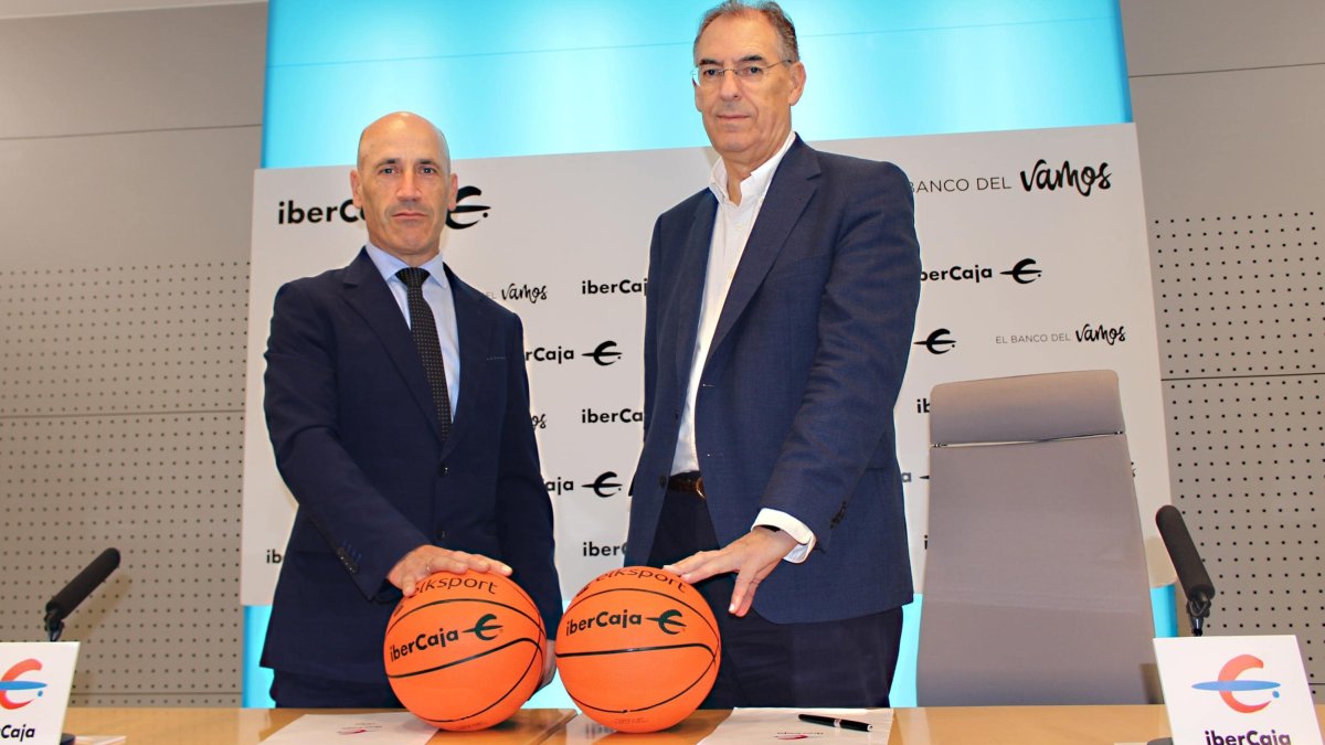 El director provincial territorial en Burgos de Ibercaja, Javier González, y el presidente del club de baloncesto Tizona, Miguel Ángel Benavente, han firmado hoy el convenio de colaboración en la sede central de Ibercaja en Burgos. ECB
