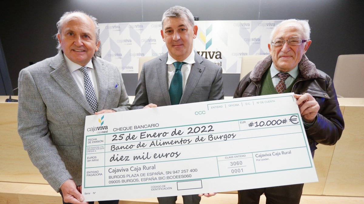 Pantoja, Hontoria y  López Santa Olalla posan con el cheque con los 10.000 euros de ayuda por la venta de lotería. SANTI OTERO
