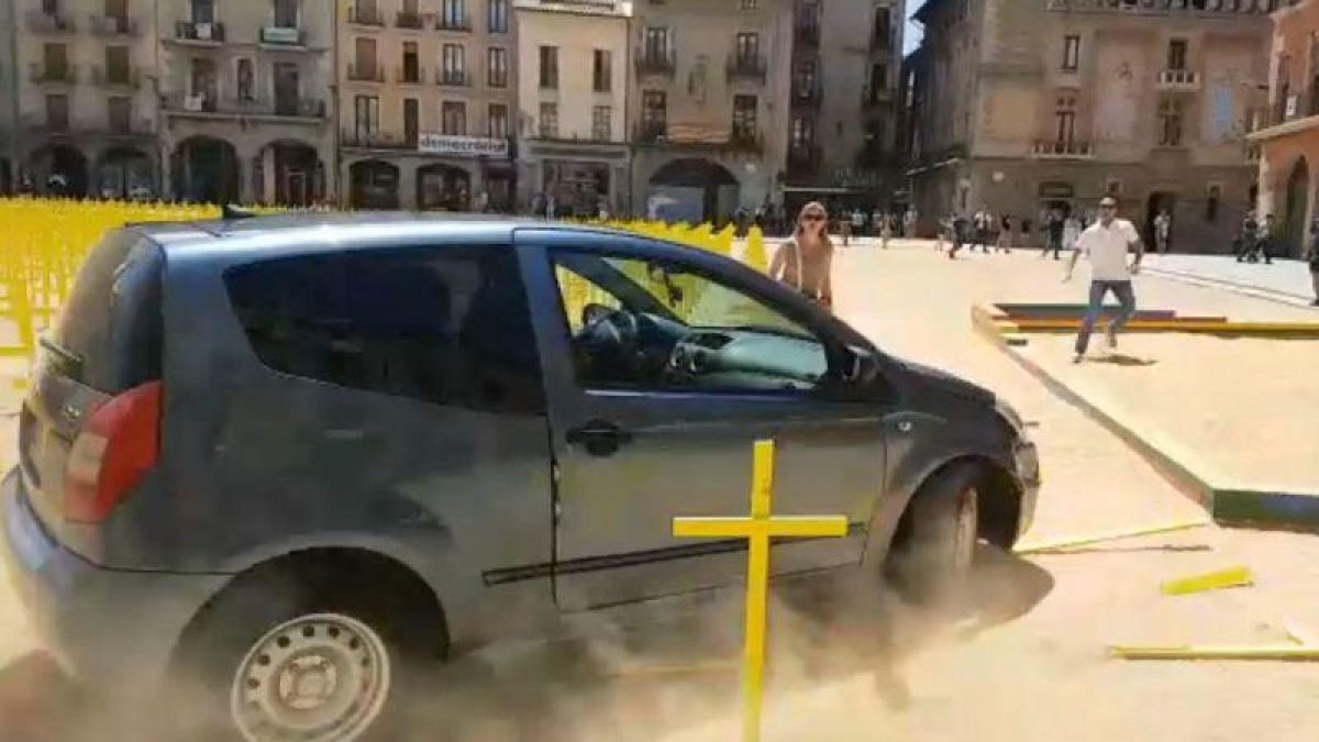 El coche que ha embestido las cruces amarillas en Vic.-EL PERIÓDICO