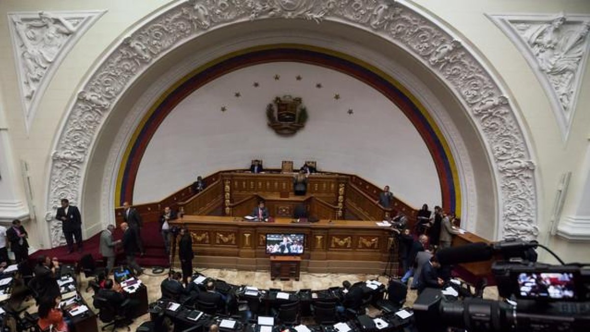El hemiciclo de la Asamblea Nacional de Venezuela en la sesión que rechazó el decreto de emergencia económica propuesto por el presidente Nicolás Maduro.-EFE / MIGUEL GUTIERREZ