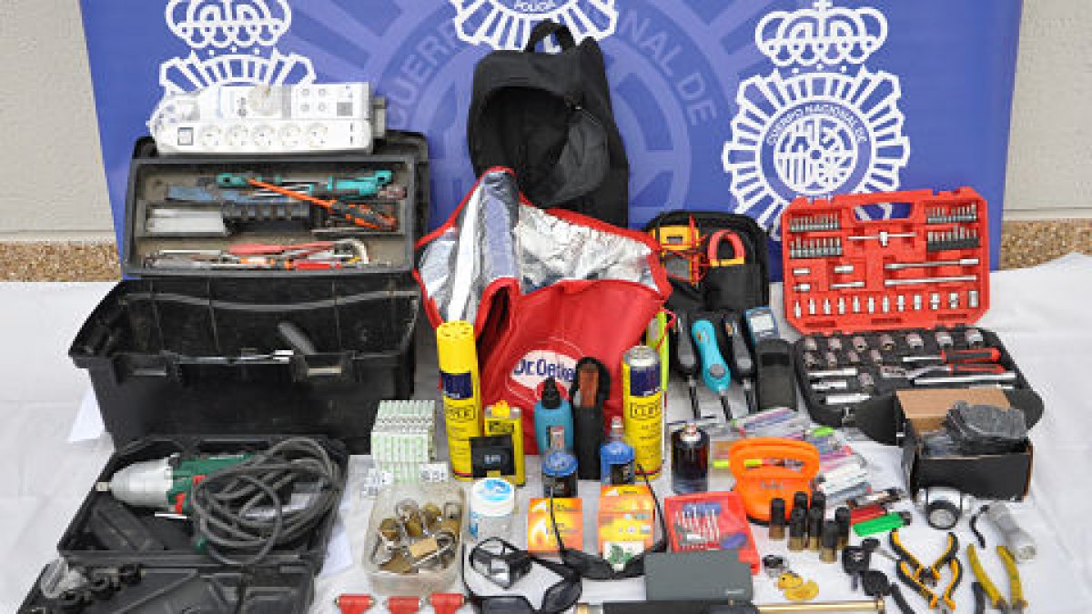 Objetos recuperados en los registros al detenido por robar en los coches. ECB